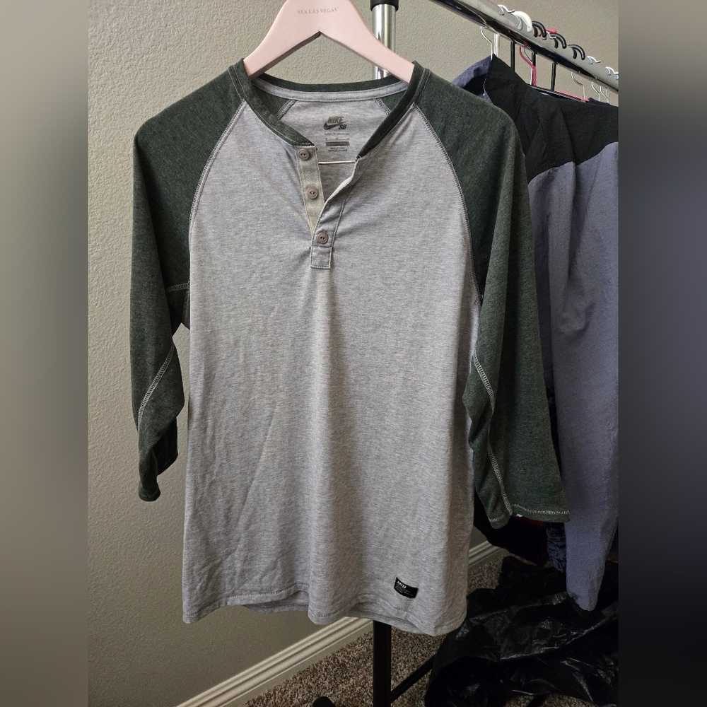 Nike SB Henley size Medium